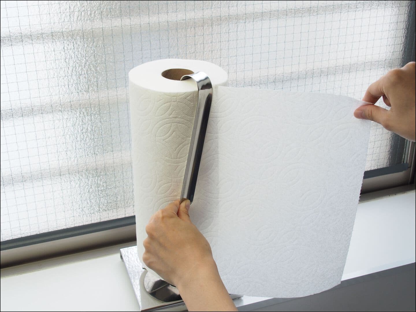 タワーオブキッチンにキッチンペーパーを備え付ける