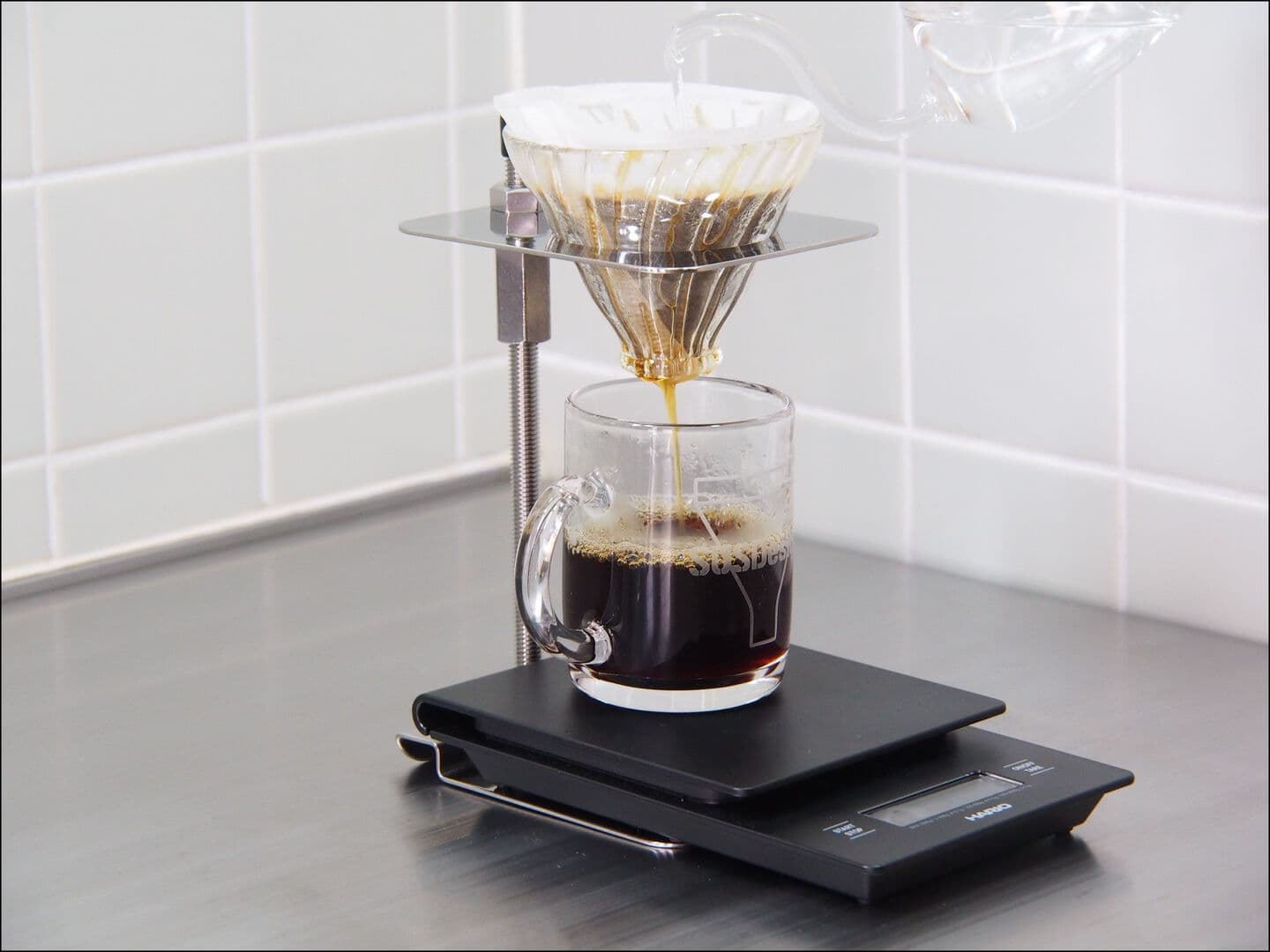 リフトフラットドリップスタンドでコーヒーを淹れている